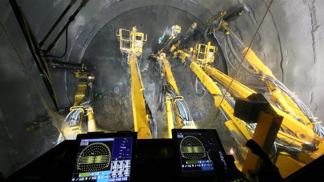 郑渝高铁建设者：国内最先进设备加持，攻克5506米高风险隧道工程难关(图1)