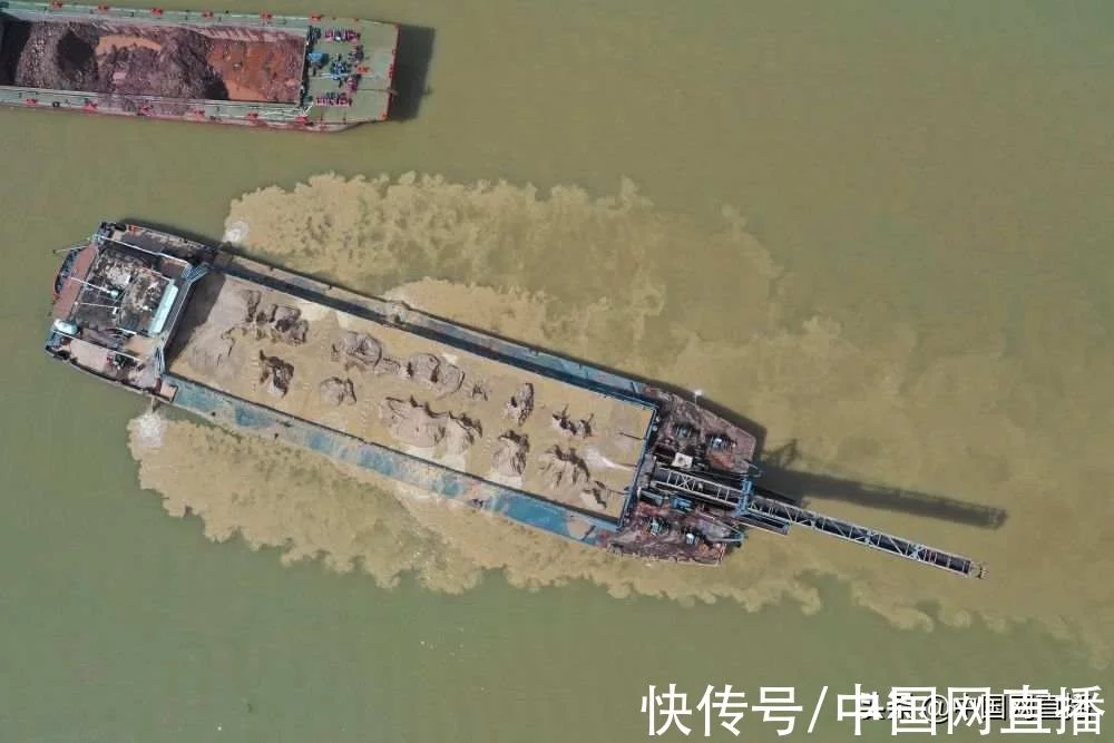触目惊心！黄泥水竟从洗砂船直排河道(图3)