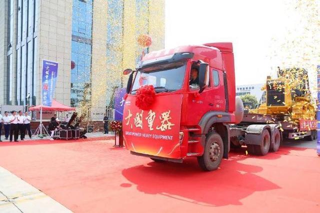 助力“一带一路”！山推矿山大型矿用装备批量出口发运(图1)