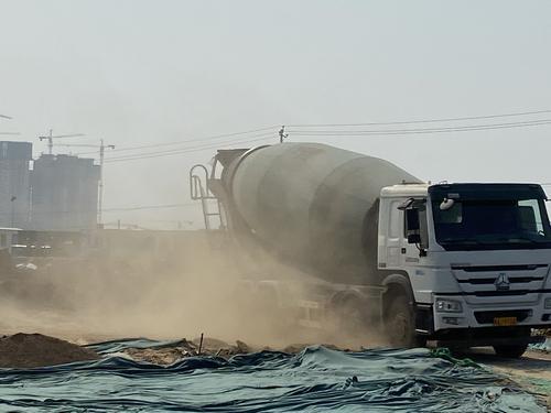 “保卫郑州蓝”之曝光台郑新快速路绿化提升工程建筑垃圾裸露上万平方米(图3)