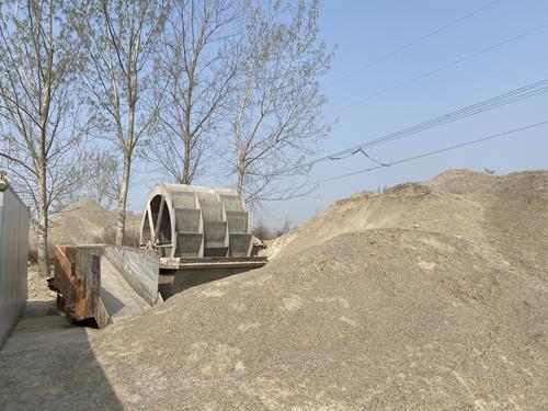 “保卫郑州蓝”之曝光台郑新快速路绿化提升工程建筑垃圾裸露上万平方米(图2)