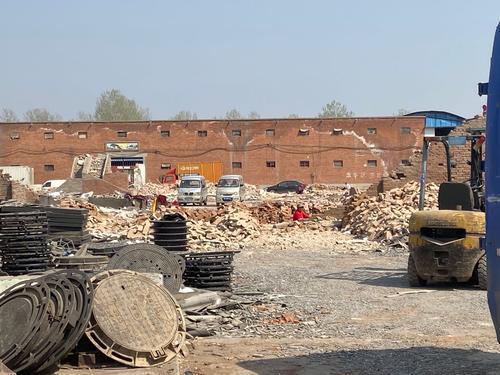 “保卫郑州蓝”之曝光台郑新快速路绿化提升工程建筑垃圾裸露上万平方米(图6)