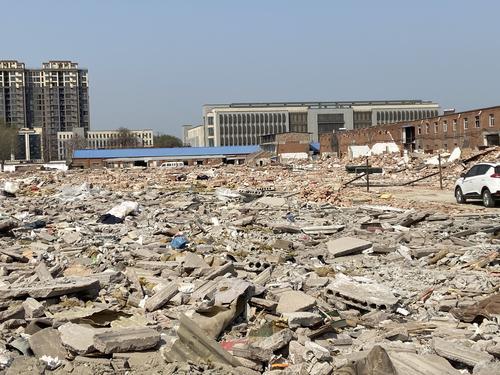 “保卫郑州蓝”之曝光台郑新快速路绿化提升工程建筑垃圾裸露上万平方米(图7)