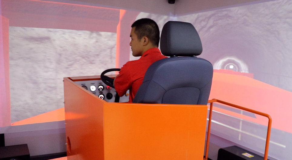 重大突破‖行业首台国产井下矿用装备VR实训基地落户山金重工(图1)