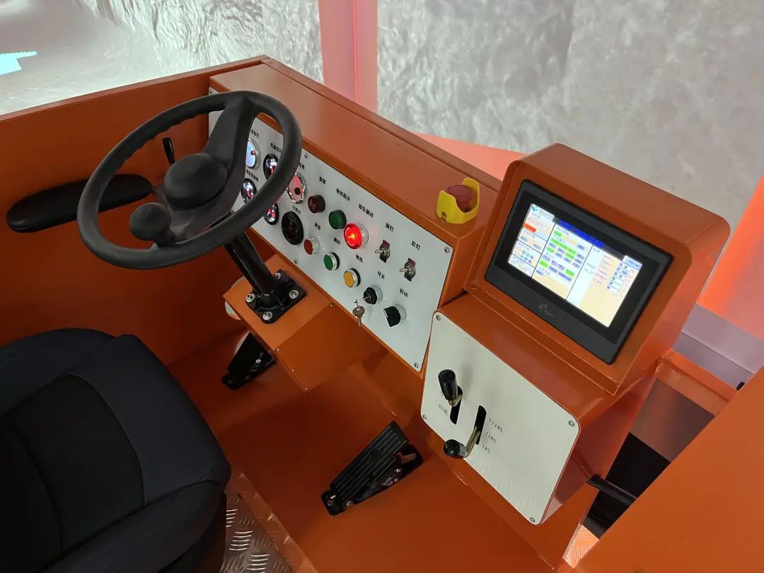 重大突破‖行业首台国产井下矿用装备VR实训基地落户山金重工(图5)