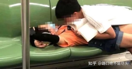 温州星巴克上演精彩一幕，不雅行为被“现场直播”：别把不要脸，当成性解放！(图13)