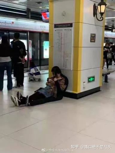 温州星巴克上演精彩一幕，不雅行为被“现场直播”：别把不要脸，当成性解放！(图9)