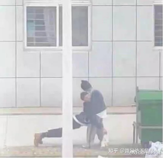 温州星巴克上演精彩一幕，不雅行为被“现场直播”：别把不要脸，当成性解放！(图8)