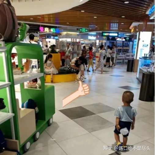 温州星巴克上演精彩一幕，不雅行为被“现场直播”：别把不要脸，当成性解放！(图12)