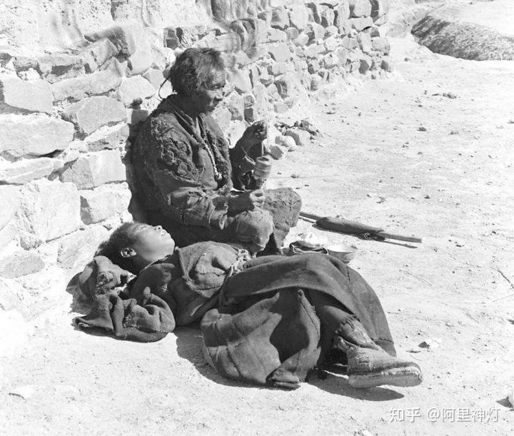 触目惊心的西藏农奴照片，悲惨生活，暗无天日！（​这组照片有点残忍，胆小者请慎入）(图2)