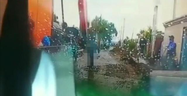 吉林男子用挖掘机挖斗将修路工地的工头拍死，连拍8下，惨不忍睹(图2)