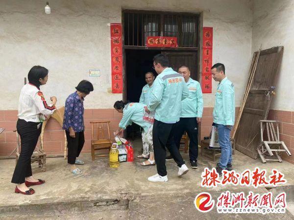 绿化水车“变身”送水车解独居老人用水难题(图1)