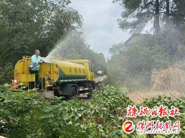 绿化水车“变身”送水车解独居老人用水难题(图2)