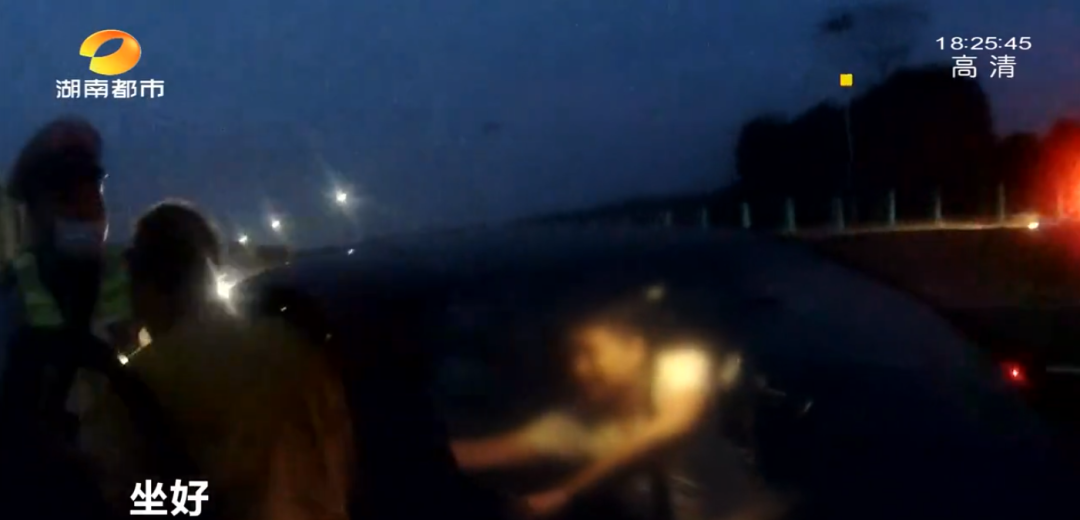 长沙一老板酒后殴打司机，还缠着交警：你爱我不？(图1)