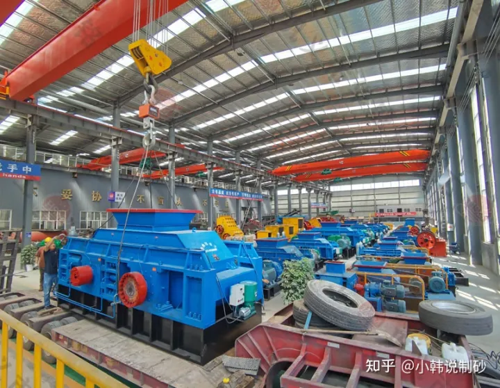 风化石制砂用的什么设备，风化石对辊制砂机多少钱？(图1)