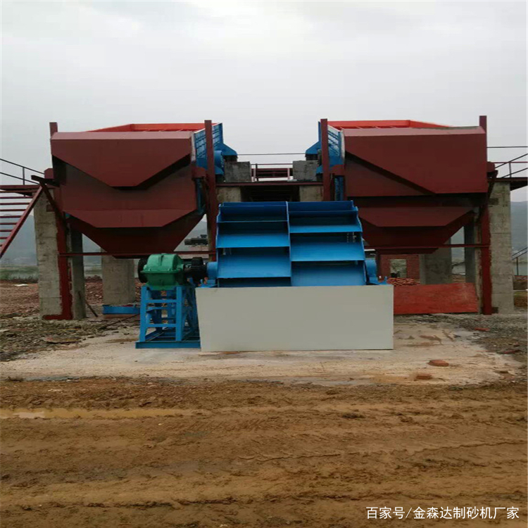 小型洗砂机一天能洗多少吨沙？具体产量是多少？洗砂机可以将沙料中的杂质清洗干净，机身结构中的筛网可以筛选分级物料，所以经过洗沙机清洗的沙料粒级分明，没有异物，沙料品味非常高。小型洗沙机一天能洗多少吨沙子呢？螺旋洗砂机1.洗沙机价格和产量情况作为砂石设备的灵魂伴侣，洗沙机在很多制沙案例中都有应用，按照产能需要，洗沙机分为不同的型号规格，洗沙设备包括：轮斗式洗沙机、螺旋式洗沙机。轮式洗砂机轮斗式洗沙机更(图3)