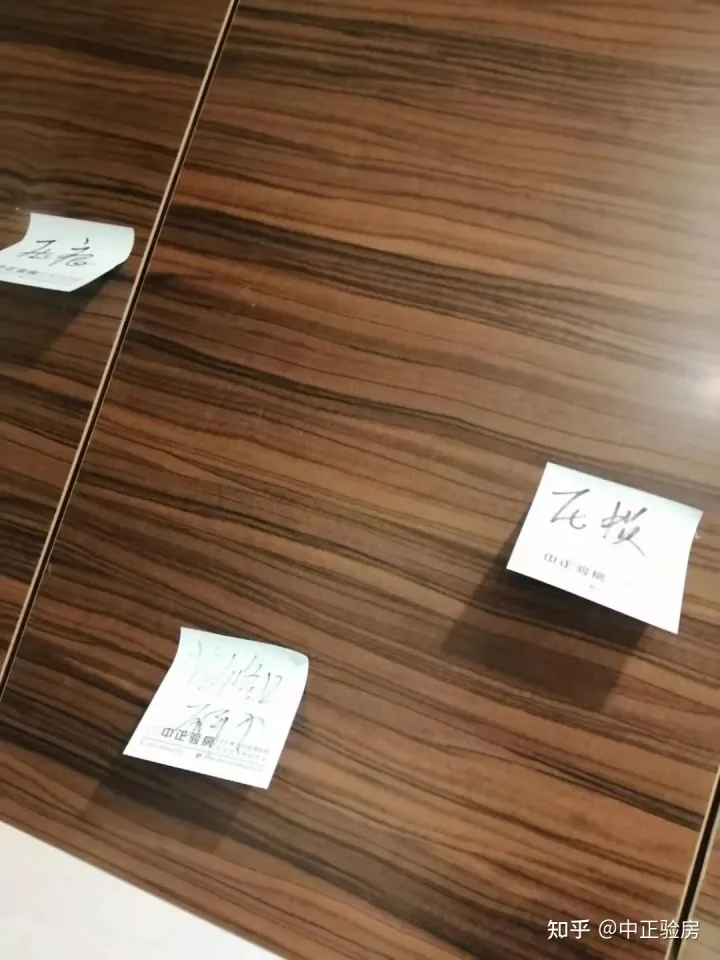 昆明验房案例：官渡区某楼盘​精装房顶面砂眼、柜门损坏、门扇闭合不严...(图2)