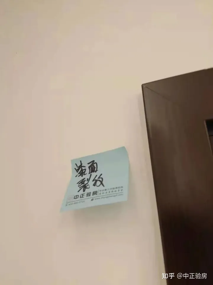 昆明验房案例：官渡区某楼盘​精装房顶面砂眼、柜门损坏、门扇闭合不严...(图6)