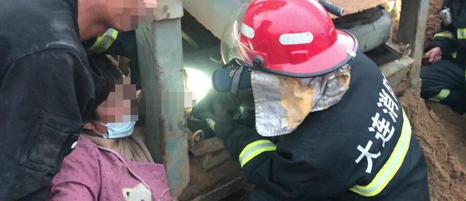 辽宁大连：采沙场机器“吞”掉女工整条胳膊！消防紧急救援(图1)