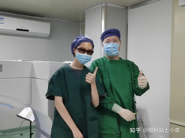泉州全飞秒近视手术，高颜值小姐姐微笑摘镜，术后双眼视力1.2！(图2)