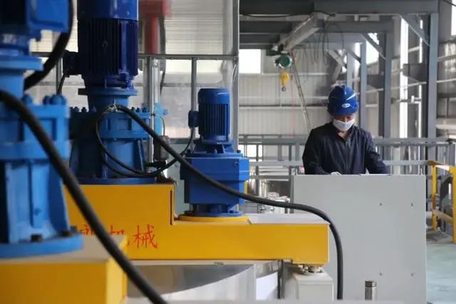 山东一石英砂板材生产线试生产，预计年生产240万平方米！(图1)