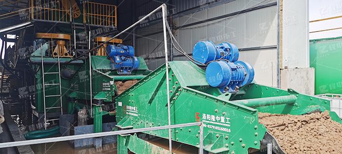 压裂砂生产线配置直线振动筛沙机(图1)