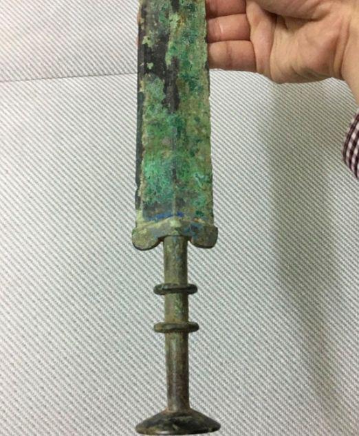 小伙工地筛沙子发现战国青铜剑，出价20万没卖，决定无偿上交国家(图9)