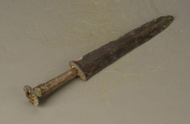 小伙工地筛沙子发现战国青铜剑，出价20万没卖，决定无偿上交国家(图1)