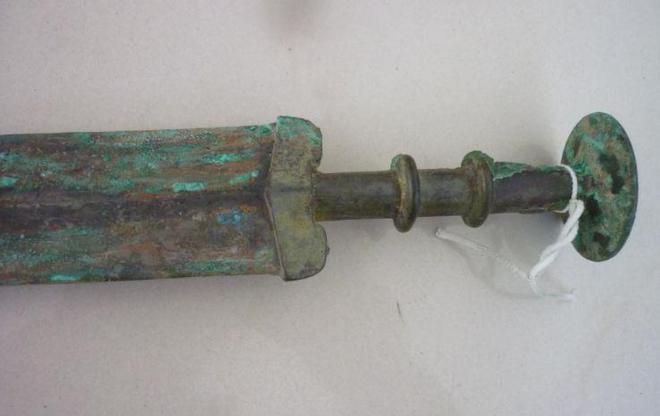 小伙工地筛沙子发现战国青铜剑，出价20万没卖，决定无偿上交国家(图3)