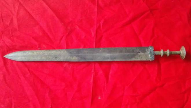 小伙工地筛沙子发现战国青铜剑，出价20万没卖，决定无偿上交国家(图4)