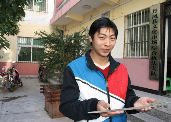 小伙工地筛沙子发现战国青铜剑，出价20万没卖，决定无偿上交国家(图8)