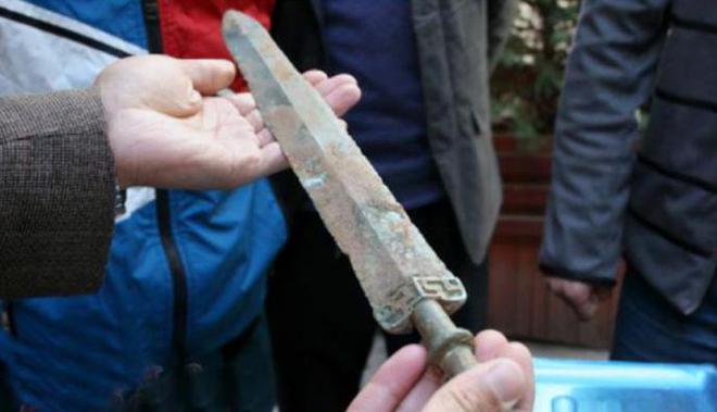 小伙工地筛沙子发现战国青铜剑，出价20万没卖，决定无偿上交国家(图6)