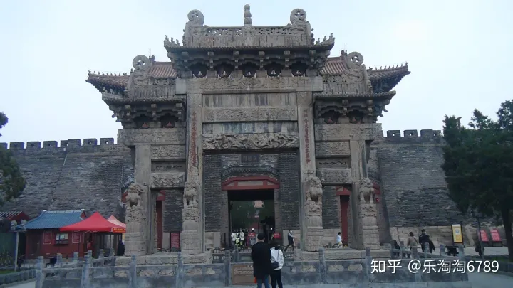 泰安：它是帝王封禅祭祀典礼之地，神秘威严，竟曾住着神仙一家！(图2)