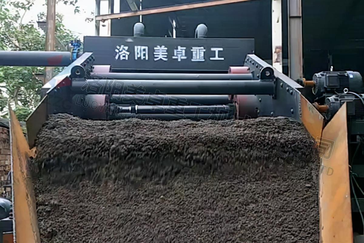 怎么解决螺旋洗砂机出砂带水？(图1)