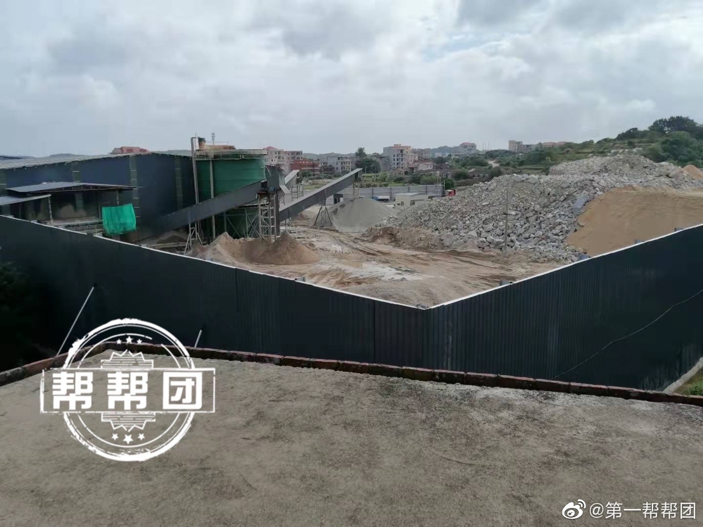 石子加工厂噪音扰民又污染环境，环境部门现场叫停！(图2)