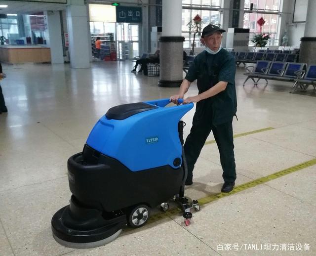 轮胎厂的保洁清洗机器手推式洗地机的维护保养(图1)