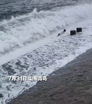 痛心！青岛海边俩小伙被海浪卷走！一人遗体已被找到……(图1)