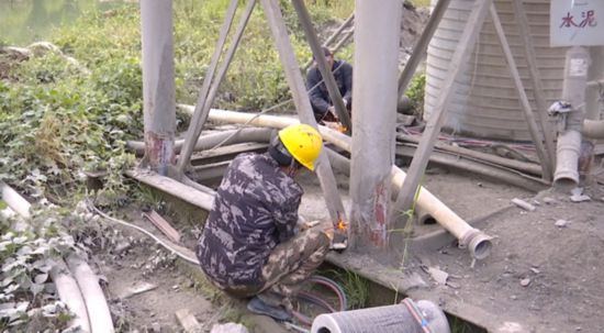 江苏镇江一非法洗砂场竟将污水抽到山顶直排入附近水塘(图6)