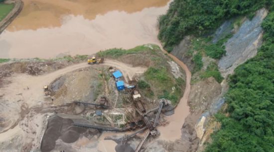 江苏镇江一非法洗砂场竟将污水抽到山顶直排入附近水塘(图2)