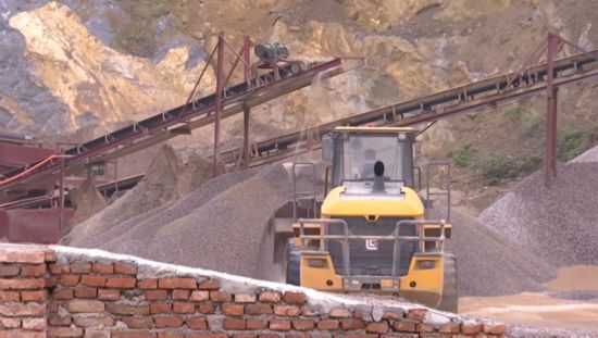 江苏镇江一非法洗砂场竟将污水抽到山顶直排入附近水塘(图1)