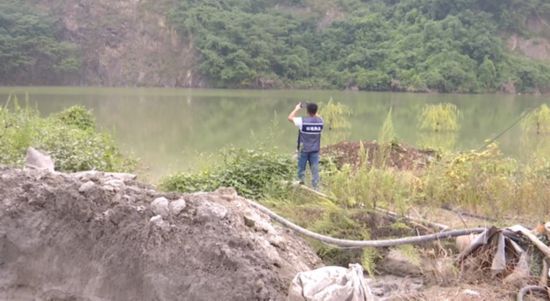 江苏镇江一非法洗砂场竟将污水抽到山顶直排入附近水塘(图5)
