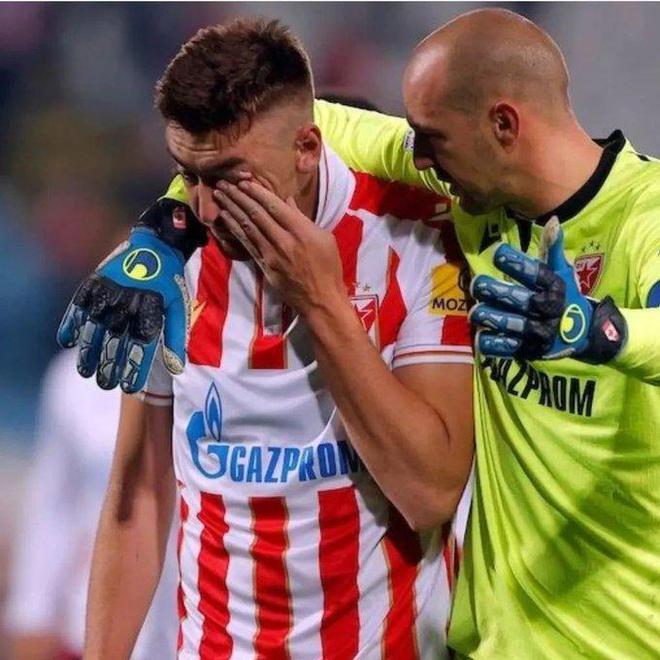 压哨乌龙!红星天外飞仙读秒无缘欧冠球员当场痛哭(图1)