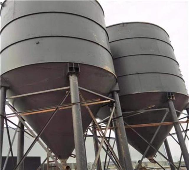 湖北发生惨剧：砂厂泥浆罐倒塌砸死两工人！(图1)