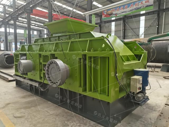 花岗岩液压双辊制砂机优于锤式制砂机，不用更换易损件！(图1)