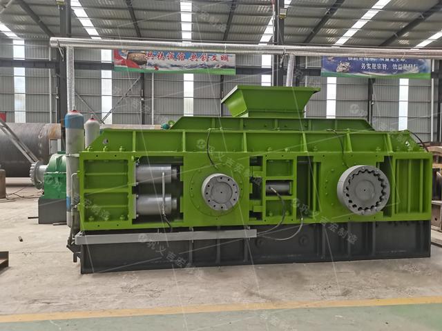 花岗岩液压双辊制砂机优于锤式制砂机，不用更换易损件！(图2)