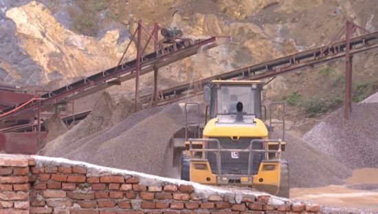 江苏镇江一非法洗砂场将污水抽到山顶直排入附近水塘(图1)