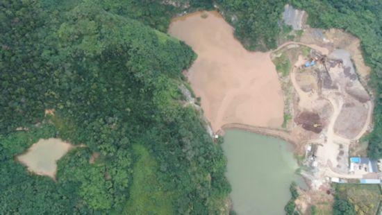 江苏镇江一非法洗砂场将污水抽到山顶直排入附近水塘(图3)