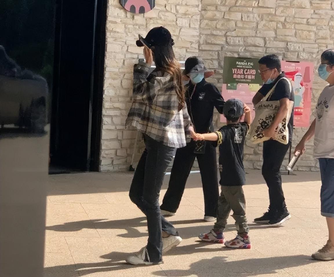 Angelababy带小海绵玩夹娃娃机，无精打采，通宵没有休息(图2)