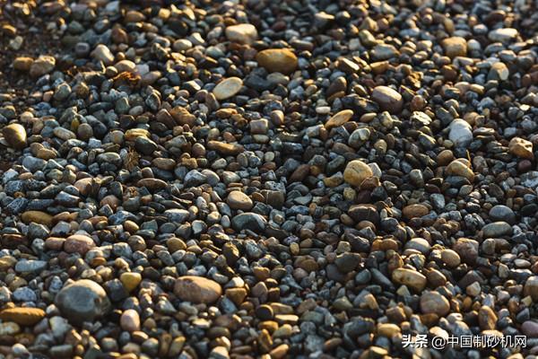 河沙又双叒叕涨价了！一吨河卵石能制多少机制砂你知道吗？(图1)