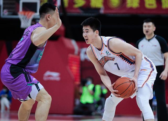 郭昊文正式加入中国男篮！后卫线面临洗牌，杜锋或拿三少开刀(图1)